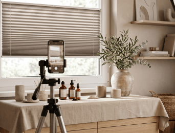 A window as a photo backdrop – how does light affect photos taken at home?